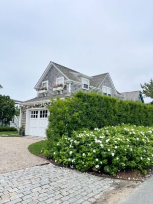 Nantucket-cottage-Desiree-Leone-Beautifully-Seaside-1152x1536